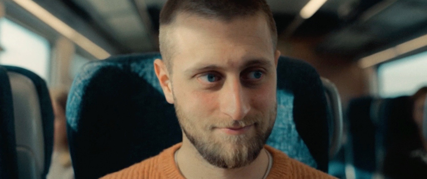 Kaiku Ñam: el protagonista del spot en el tren, sonriendo